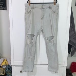 Men’s Heavily Distressed Bleached Tapered Jeans